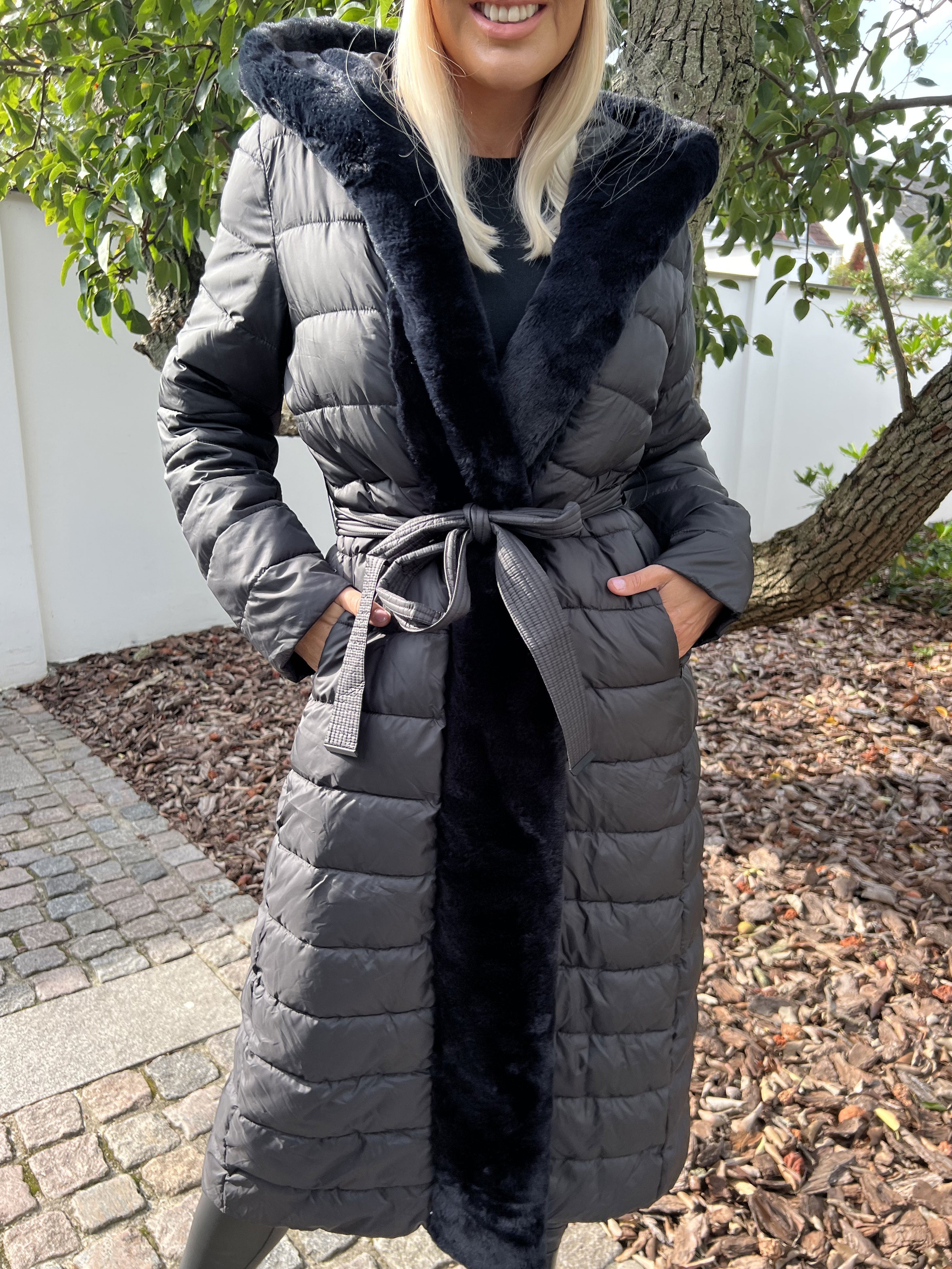 Adriana - Lång svart dunjacka med faux fur kant